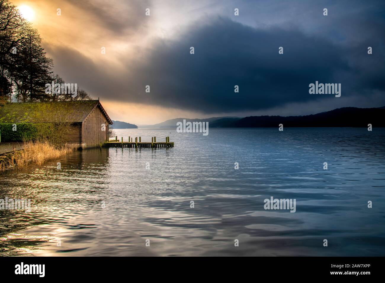 Sole cercando di rompere attraverso le nuvole scure di un Lake District giorno di febbraio. Nikon D850, Nikkor 24-120 f4 VR @ 24mm, f=13 3 fotogrammi: 1/20th, 1/ Foto Stock