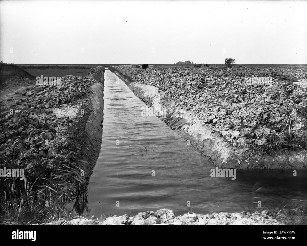 Normalizzazione di ruscelli, scavando e riempiendo in trincee, deposito fognature, tombini e siepe, fossi, scarico acqua, campo di destra Data: Luglio 1950 Parole Chiave: Tuffatori e siepe, scavando e riempiendo in trincee, posa scarichi, normalizzazione di ruscelli, fossi, scarico acqua Persona Nome: Campo di destra Foto Stock
