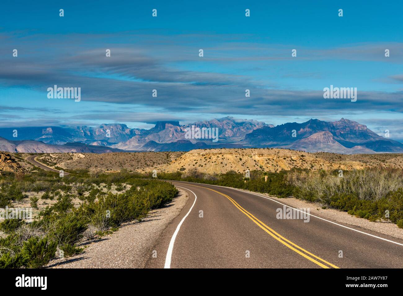 Montagne di Chisos oltre il deserto del Chihuahuan, vista dal Rio Grande Villaggio Drive, parco nazionale di Big Bend, Texas, Stati Uniti d'America Foto Stock