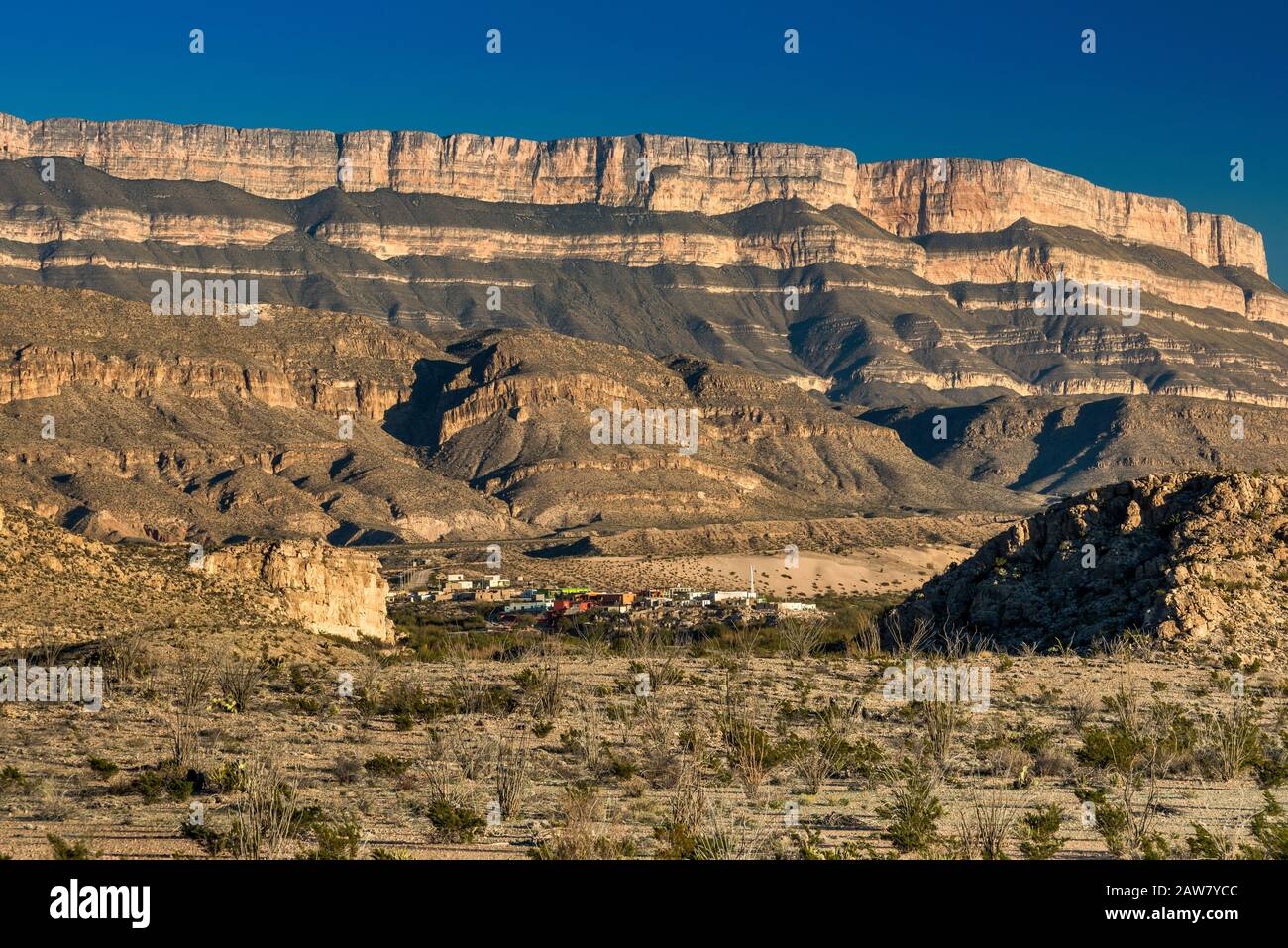 Sierra del Carmen massiccio oltre Boquillas village in tutta Rio Grande in Messico, il deserto del Chihuahuan, parco nazionale di Big Bend, Texas, Stati Uniti d'America Foto Stock