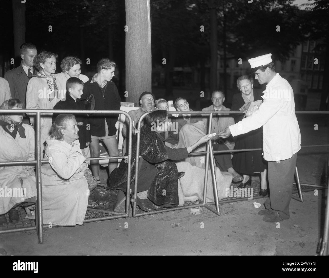 Apertura degli Stati pubblico generale lungo la strada Data: 15 settembre 1953 Parole Chiave: Aperture, STRADE, enti pubblici Nome: Staten Generaal Foto Stock