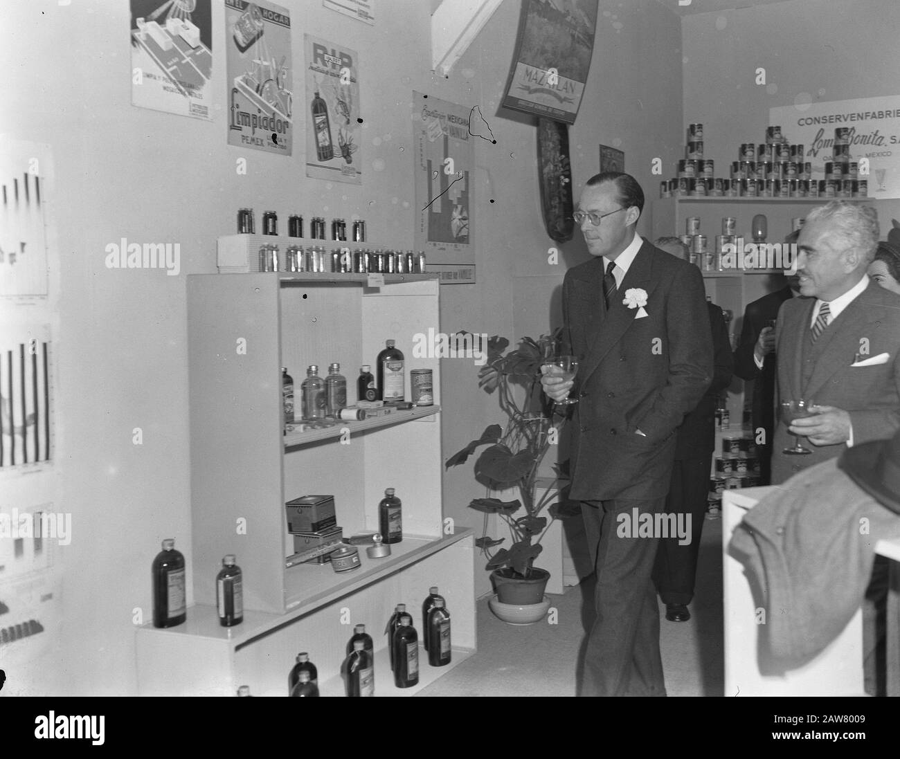 Principe Bernhard durante la visita a Data [?] 1 aprile 1954 Parole Chiave: Re, principi Persona Nome: Bernhard, principe Foto Stock