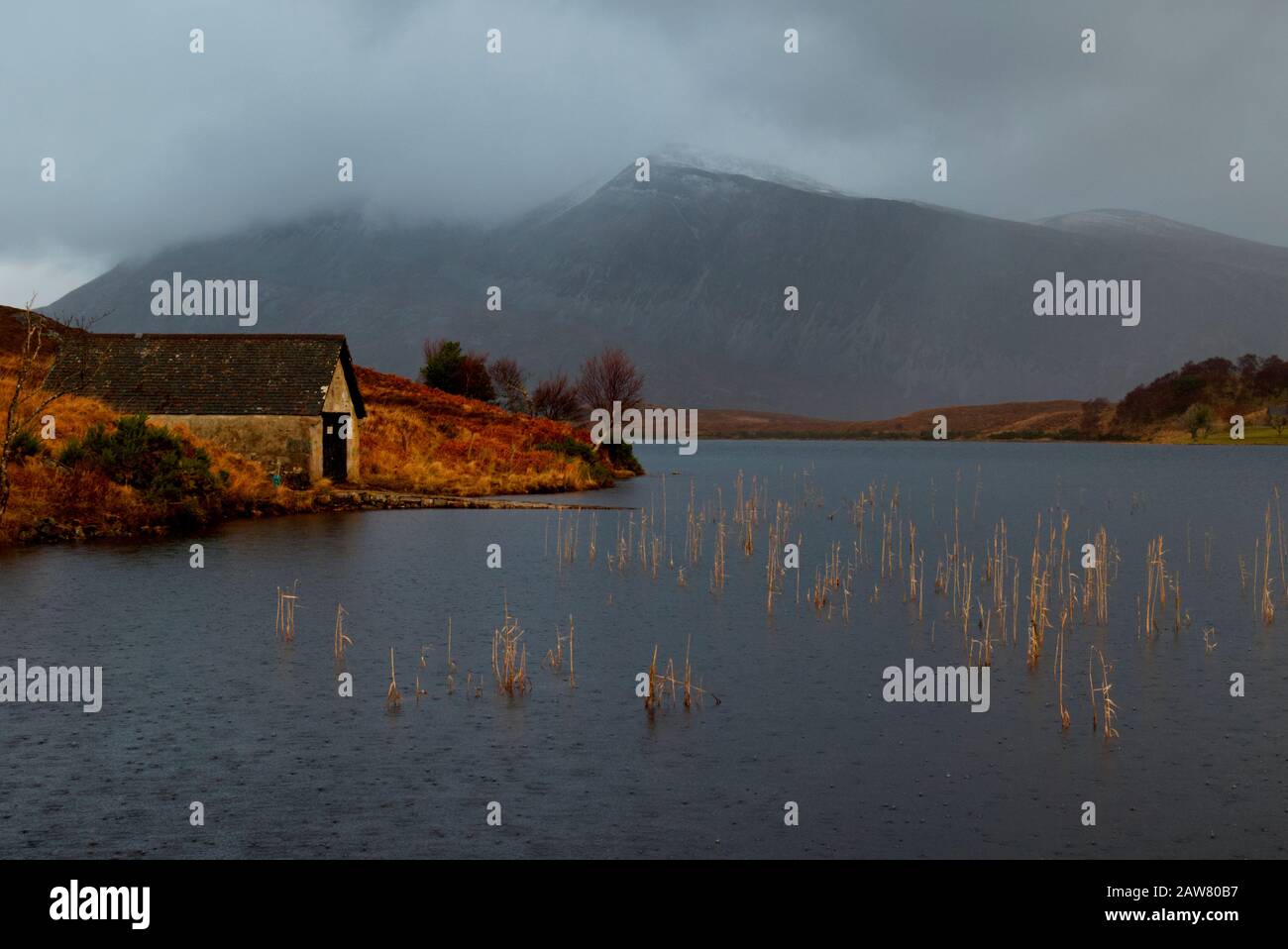 Doccia a pioggia sopra Loch Stack, Sutherland Foto Stock