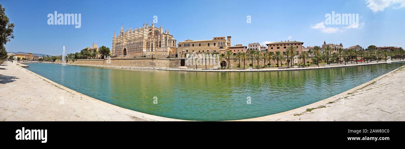 Cattedrale la Seu, Palma di Maiorca - vista panoramica dal Parc de la Mar, lago di fronte Foto Stock