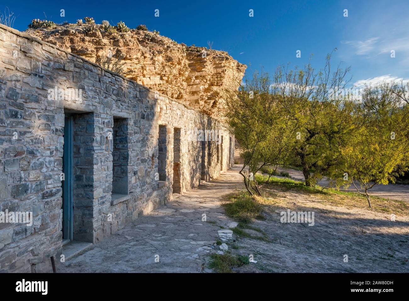 Resti di motel nell'area di Hot Springs, nel deserto di Chihuahuan, nel Big Bend National Park, Texas, Stati Uniti Foto Stock