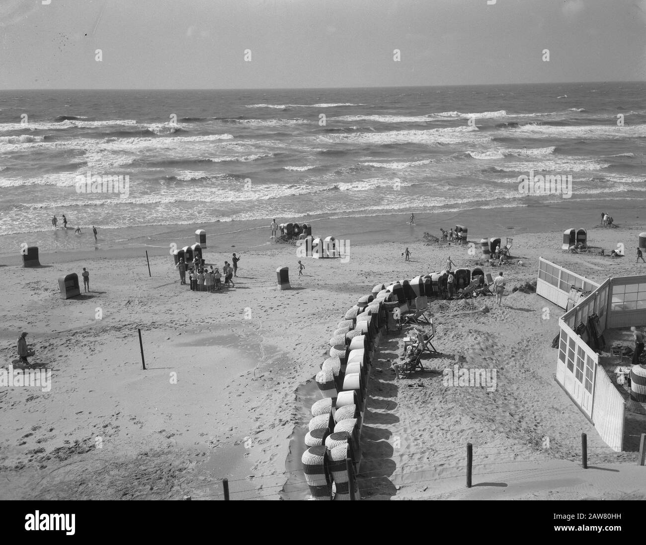 Pioggia e vento badgeneugten Zandvoort Data: 29 luglio 1954 Località: North-Holland, Zandvoort Parole Chiave: Badgeneugten Foto Stock