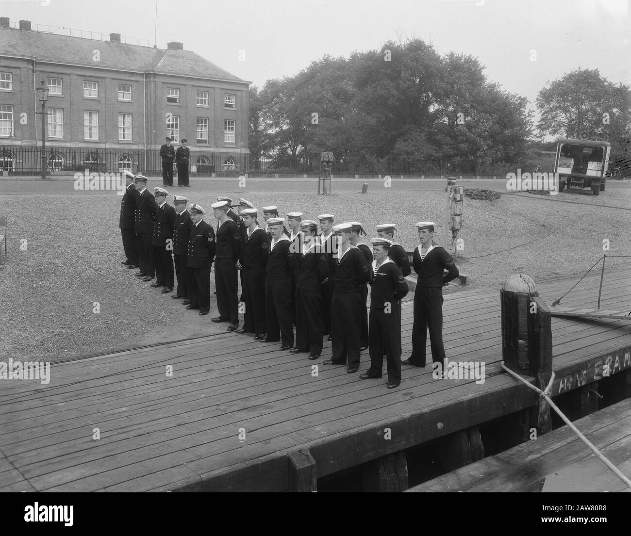 Trasferimento del primo di cinque navi pattugliate del programma ufficiale di terra Data: 6 agosto 1954 Parole Chiave: Trasferimenti, NAVI PATROL Foto Stock