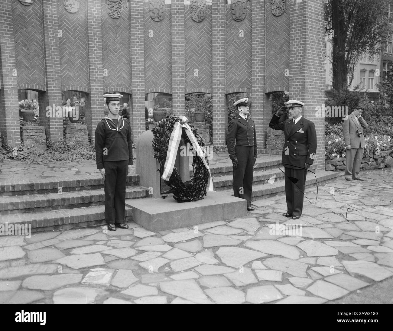 Giuramento dell'equipaggio dell'Amerigo Vespucci al Monumento Annotazione: Questo è il monumento temporaneo alla Diga Data: 9 settembre 1954 luogo: Amsterdam, Olanda del Nord Parole Chiave: Posa di corone, marinai Istituto Nome: Monumento nazionale Foto Stock