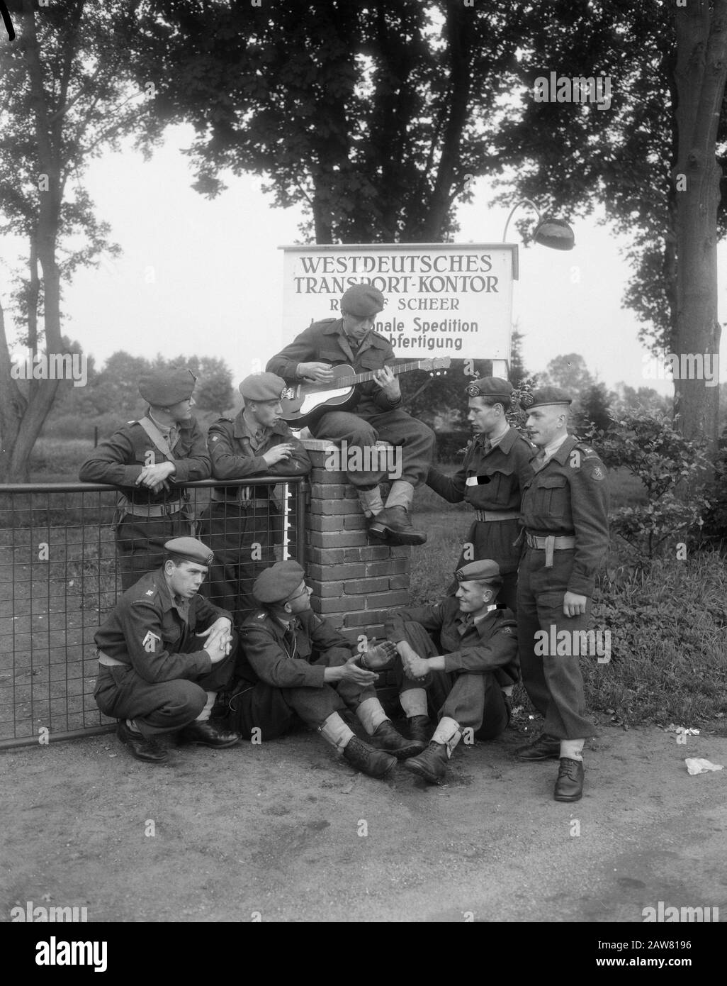 Esercitazioni militari Germania, truppe olandesi attraversano il confine vicino Denekamp Annotazione: Chitarra suonando soldato circondato da altri in ¨Westdeutches Transport-Kontor Data: 9 settembre 1954 luogo: Denekamp Germania Parole Chiave: Esercitazioni dell'esercito, TRUPPE Foto Stock