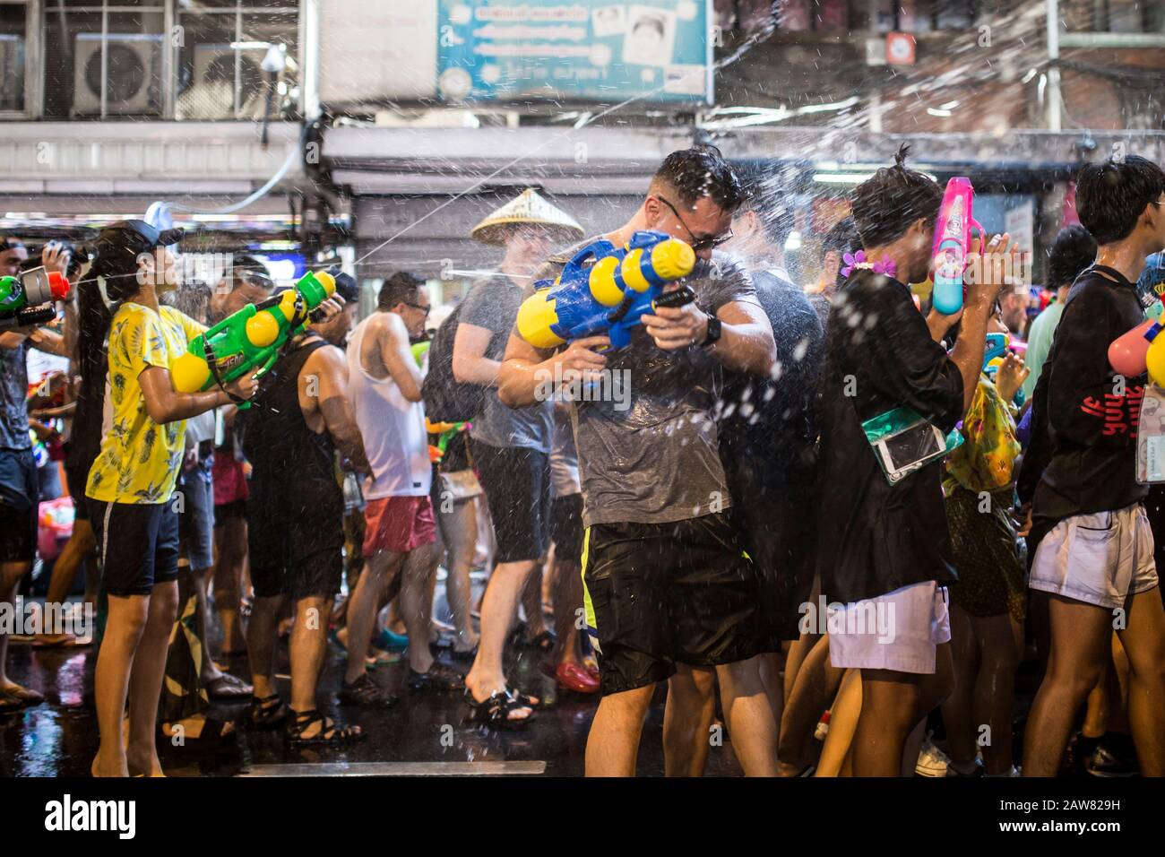 Bangkok, THAILANDIA - 13 APRILE 2018: Persone per le strade di Bangkok che celebrano il primo giorno del Festival di Songkran, festeggiamenti per il nuovo anno thailandese. Foto Stock