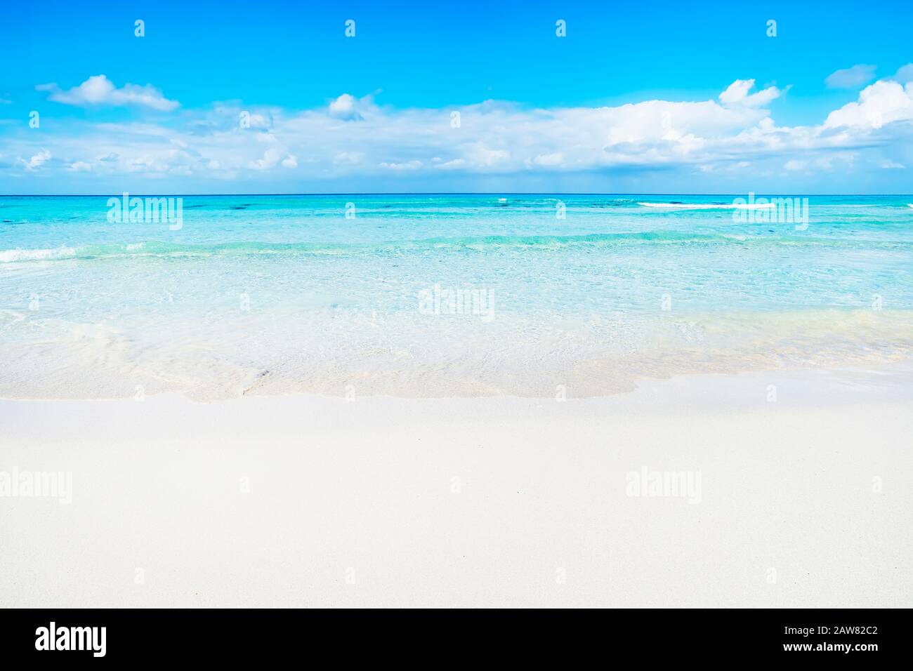 Spiaggia di sabbia bianca e onde turchesi. Acque turchesi e cielo blu. Isola Di Cuba. Bellissimi sfondi. Foto Stock