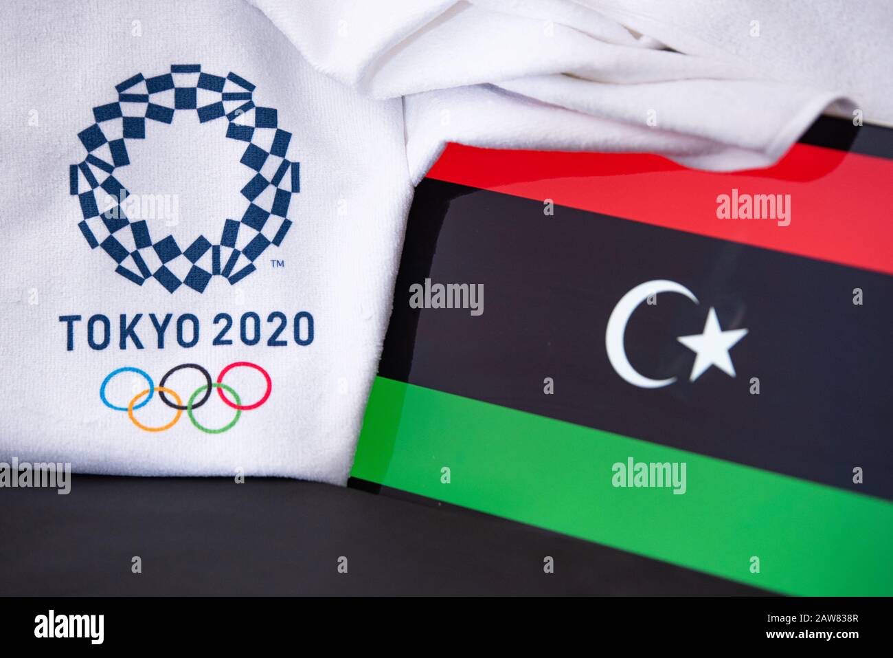 In occasione della partita olimpica estiva a Tokyo 2020, bandiera nazionale, nero backgroundTOKYO, GIAPPONE, FEBBRAIO. 8. 2020: Libia Foto Stock