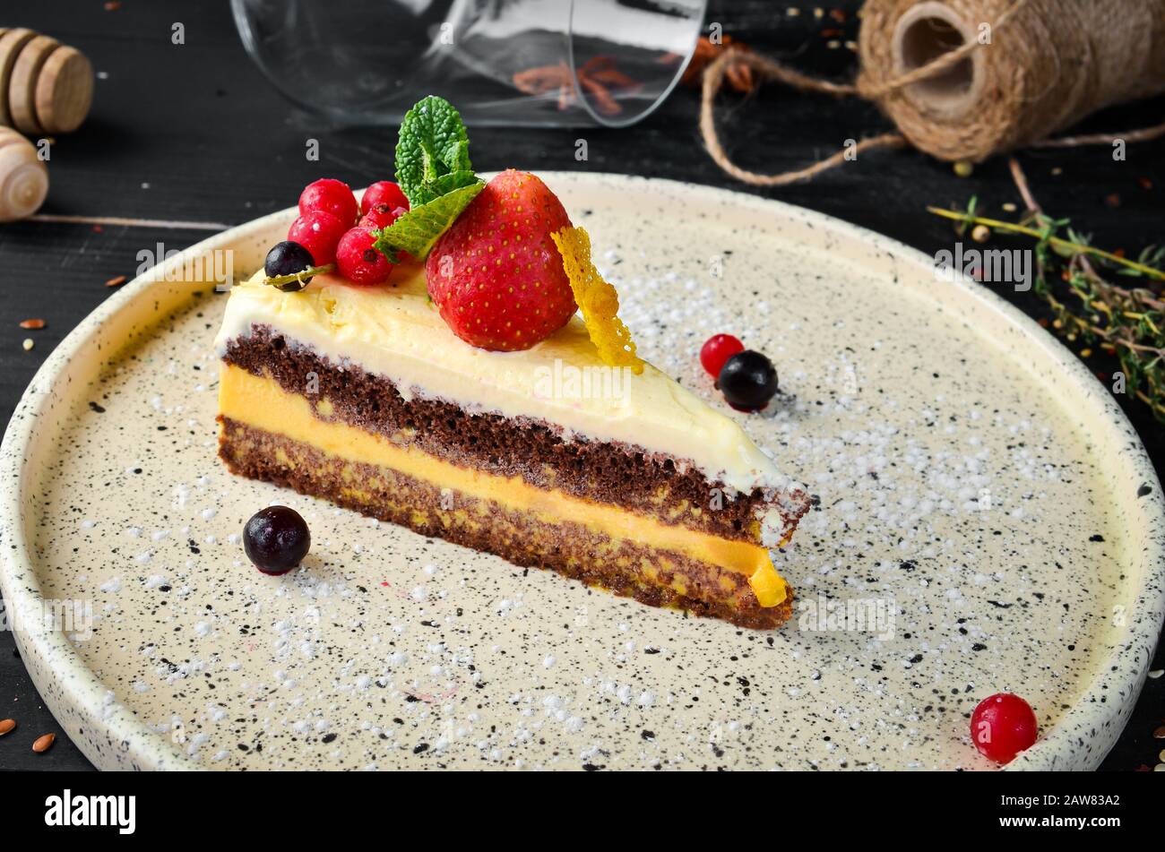 Torta con crema di frutta e frutti di bosco freschi. Vista dall'alto. Spazio libero per il testo. Stile rustico. Foto Stock