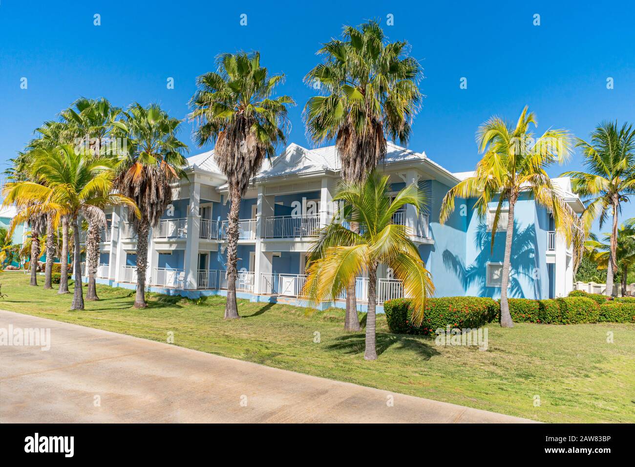 Varadero, Cuba. Moderno ed alto edificio residenziale a due piani esterno con giardino interno nella citta' del resort Foto Stock