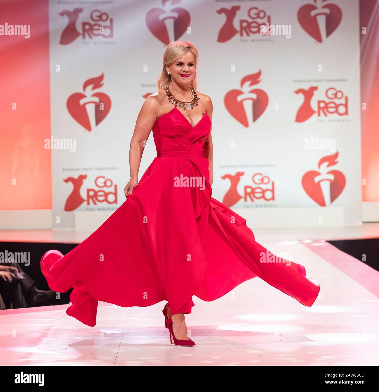 New York, Stati Uniti. 05th Feb, 2020. Gretchen Carlson Vestito Da Jay Godfrey Passeggiate Pista Per La American Heart Association Go Red For Women Red Dress Collection 2020 Alla Hammerstein Ballroom (Photo By Lev Radin/Pacific Press) Credito: Pacific Press Agency/Alamy Live News Foto Stock