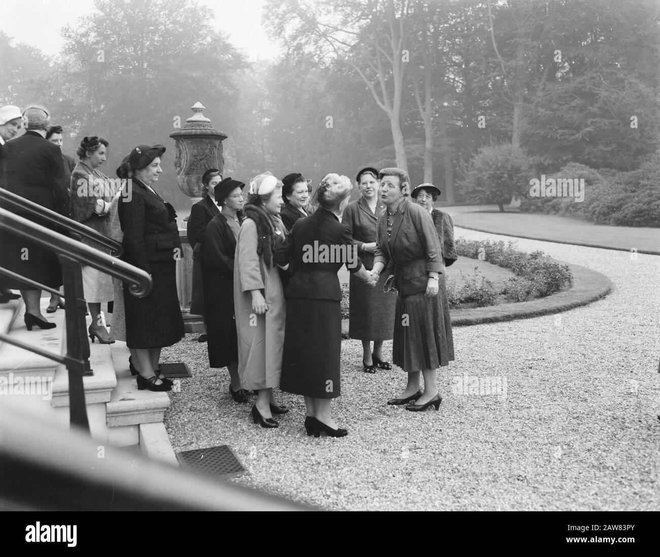 Queen Juliana riceve le donne contadine al Soestdijk Palace Data: 24 settembre 1955 Località: Soestdijk Utrecht Parole Chiave: Farmers, queen, entrate Nome: Juliana (queen Netherlands) : Noske, JD / Anefo Titolare: National Archives Tipo Di Materiale: Negativo (nero / bianco) numero di inventario archivio: Vedi accesso 2.24.01.04 Foto Stock