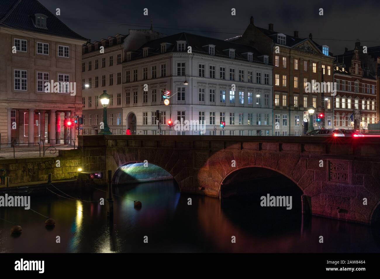 Installazione artistica con luce proecata intitolata "Come un ponte sull'Acqua Gorgogliata" di Mads Vegas. Copenhagen Light Festival Foto Stock