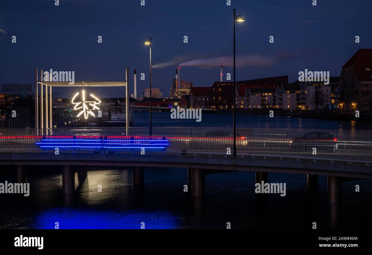Imbarcazione creata da Hans E. Madsen e CONEXUS creata da Siiku. Opere Per Il Copenhagen Light Festival 2020. Foto Stock