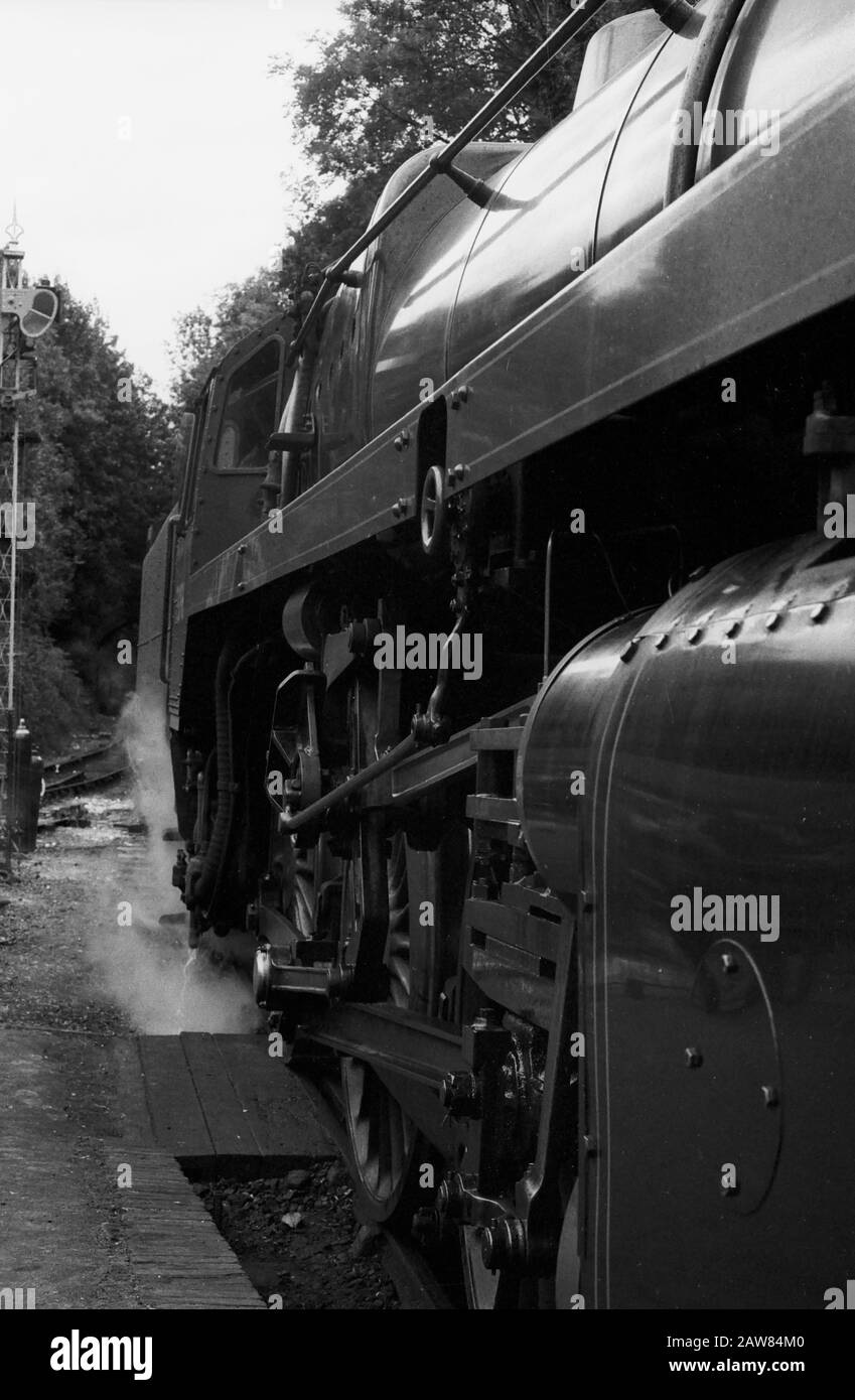 Ferrovia Mid-Hants (Linea Watercress). Hampshire, Inghilterra, Regno Unito: Locomotiva a vapore 73096 BR Standard Class 5 4-6-0 No.3 alla stazione di Alresford. Primo piano delle ruote motrici. Fotografia in bianco e nero, circa 1996 Foto Stock