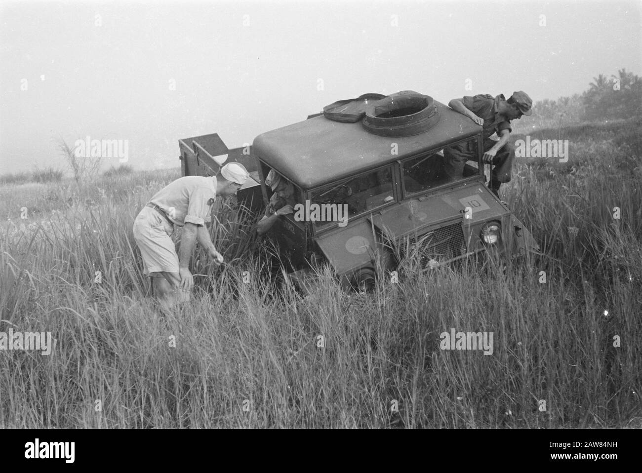 Scuola Istruzione piloti e motociclisti (sOBM) Bandung Army Truck è bloccato in pendenza Data: Aprile 1947 Località: Bandung, Indonesia, Indie orientali olandesi Foto Stock
