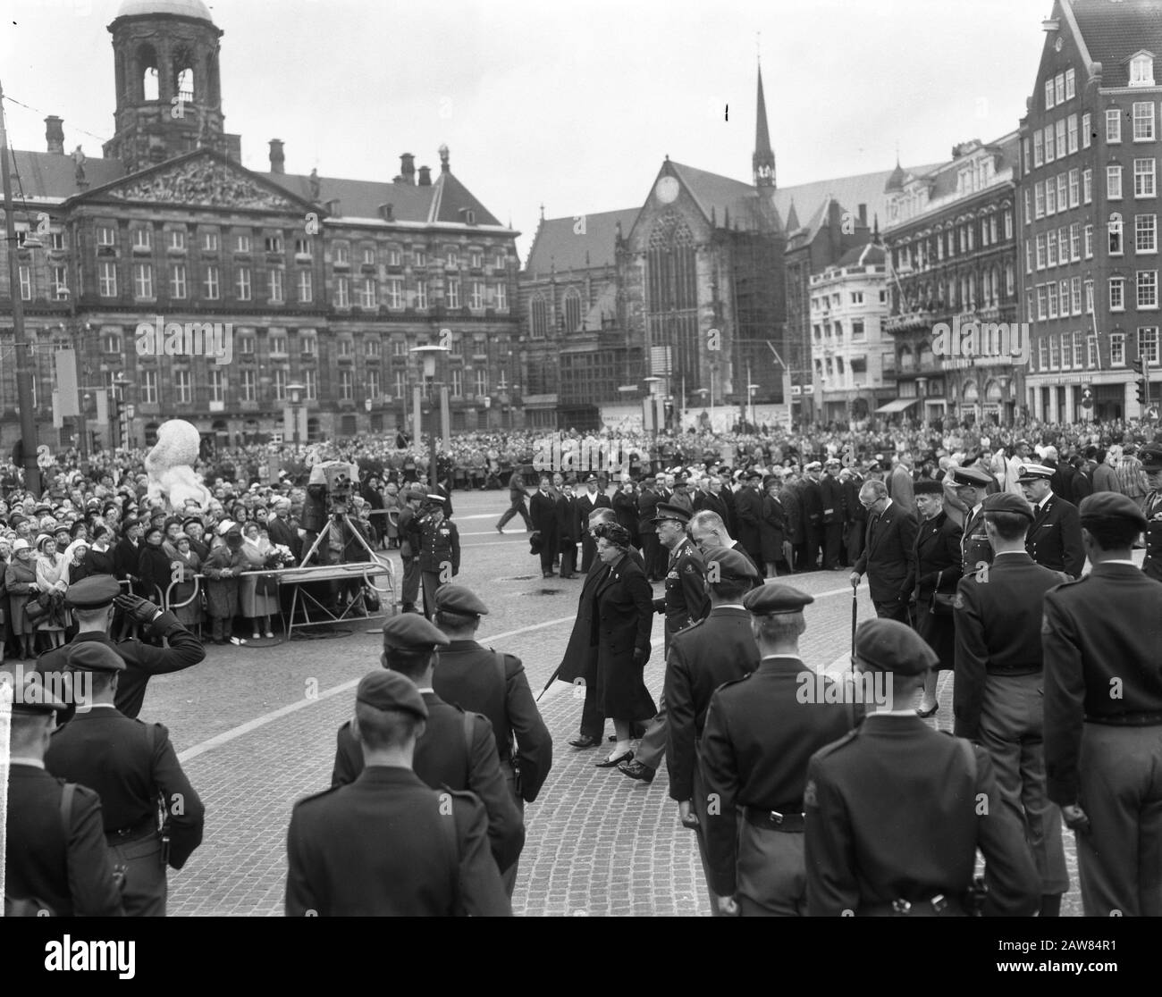Memorial Day 1965 cerimonia di deposizione di Wreath al Monumento Nazionale sulla Diga Data: 4 maggio 1965 luogo: Amsterdam, Noord-Holland Parole Chiave: Queens, posa di wreaths Foto Stock