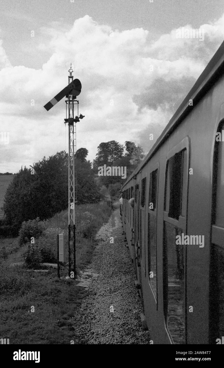 Passando un segnale di 'casa' a bordo di un treno sulla Ferrovia del vapore Mid-Hants (la linea di Watercarress). Hampshire, Inghilterra, Regno Unito. Fotografia in bianco e nero, circa 1996 Foto Stock