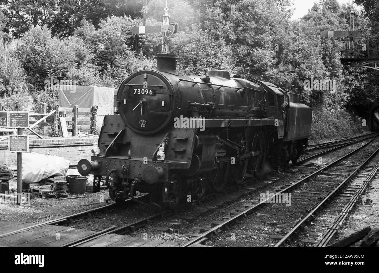 Ferrovia MID-Hants: Locomotiva a vapore 73096 BR Classe standard 5MT 4-6-0 No.3. Fotografia in bianco e nero, circa 1996 Foto Stock