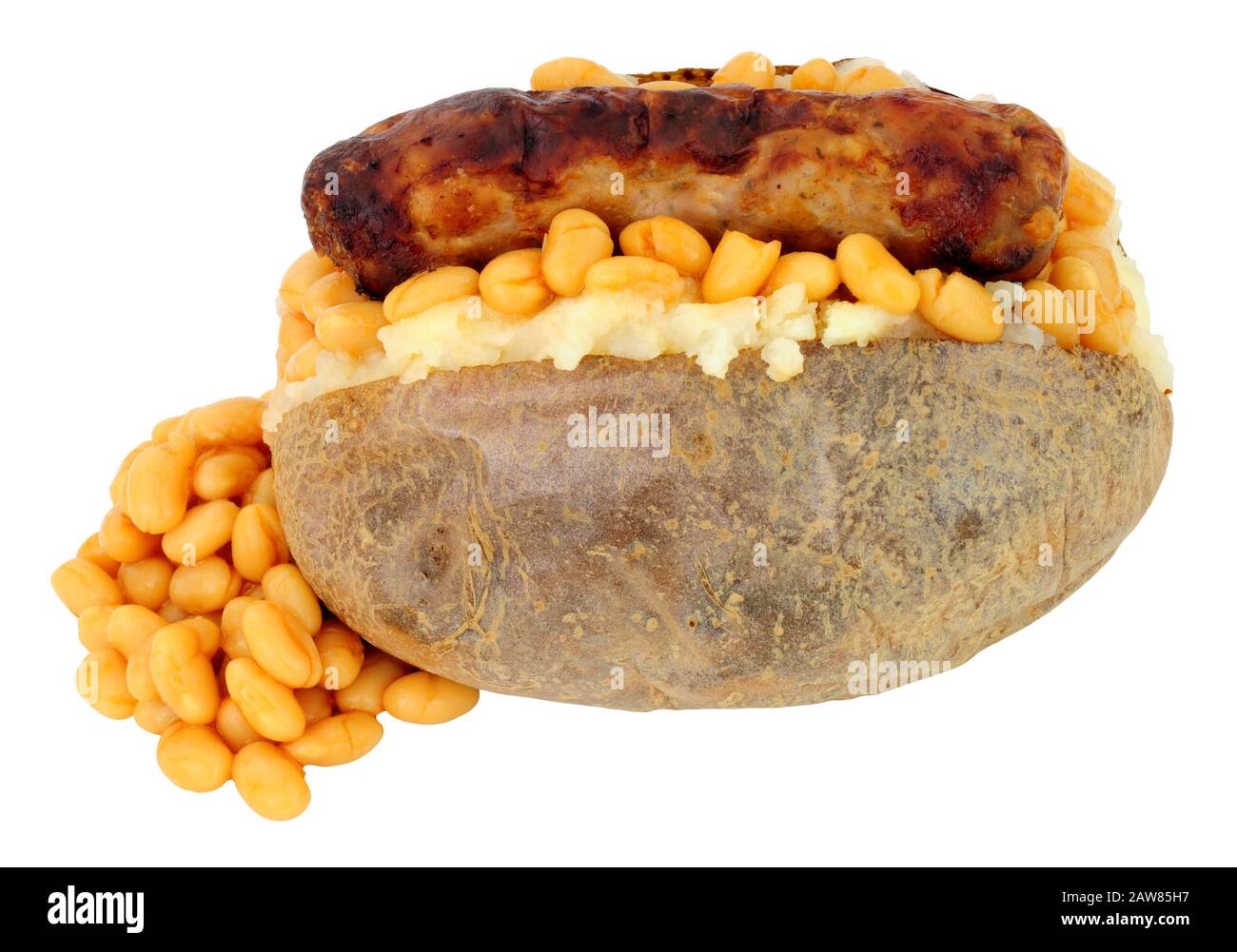 Salsiccia e patate al forno a giacca farcite con fagioli cotti isolato su uno sfondo bianco Foto Stock