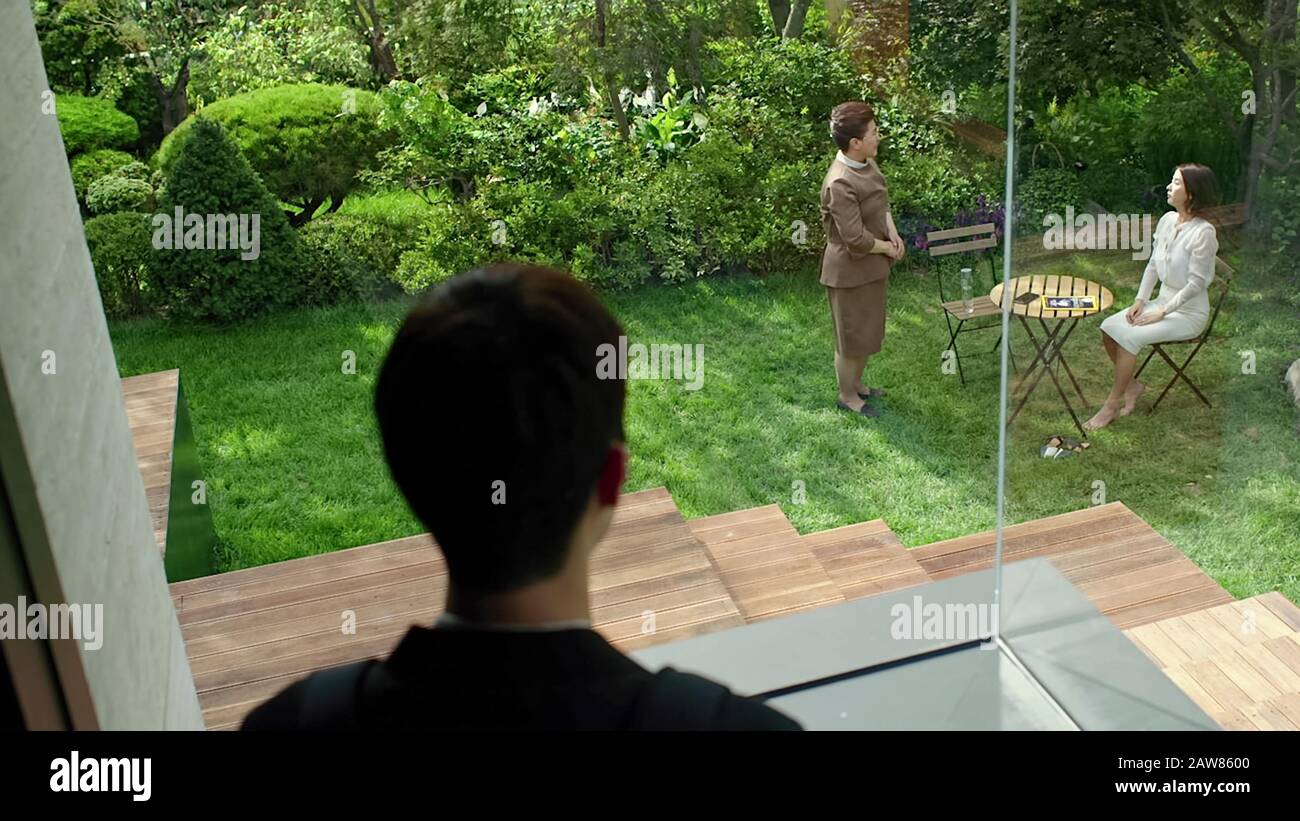 Parasite [Gisaengchung ] (2019) diretto da Bong Joon ho e con Jeong-eun Lee, Woo-sik Choi, e Yeo-jeong Jo. Una famiglia povera ingrata con una famiglia ricca conduce a risultati inaspettati in questo thriller sudcoreano intelligente. Foto Stock