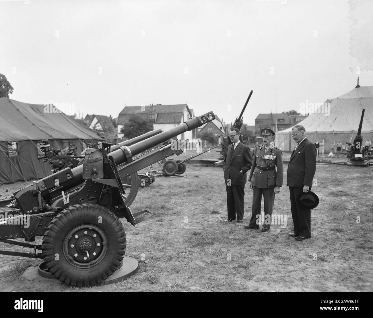 Il Sig. Kranenburg (secondo da destra) apre la mostra sulla storia militare. Cinquant'anni di prigione Ede Data: 6 agosto 1956 Località: EDE Parole Chiave: Aperture Foto Stock
