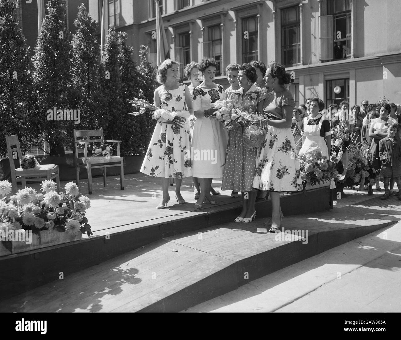 Fiori di fronte Hague Regina del Consiglio superiore Data: 8 agosto 1956 Parole Chiave: Fiori regine, ricevimenti Foto Stock