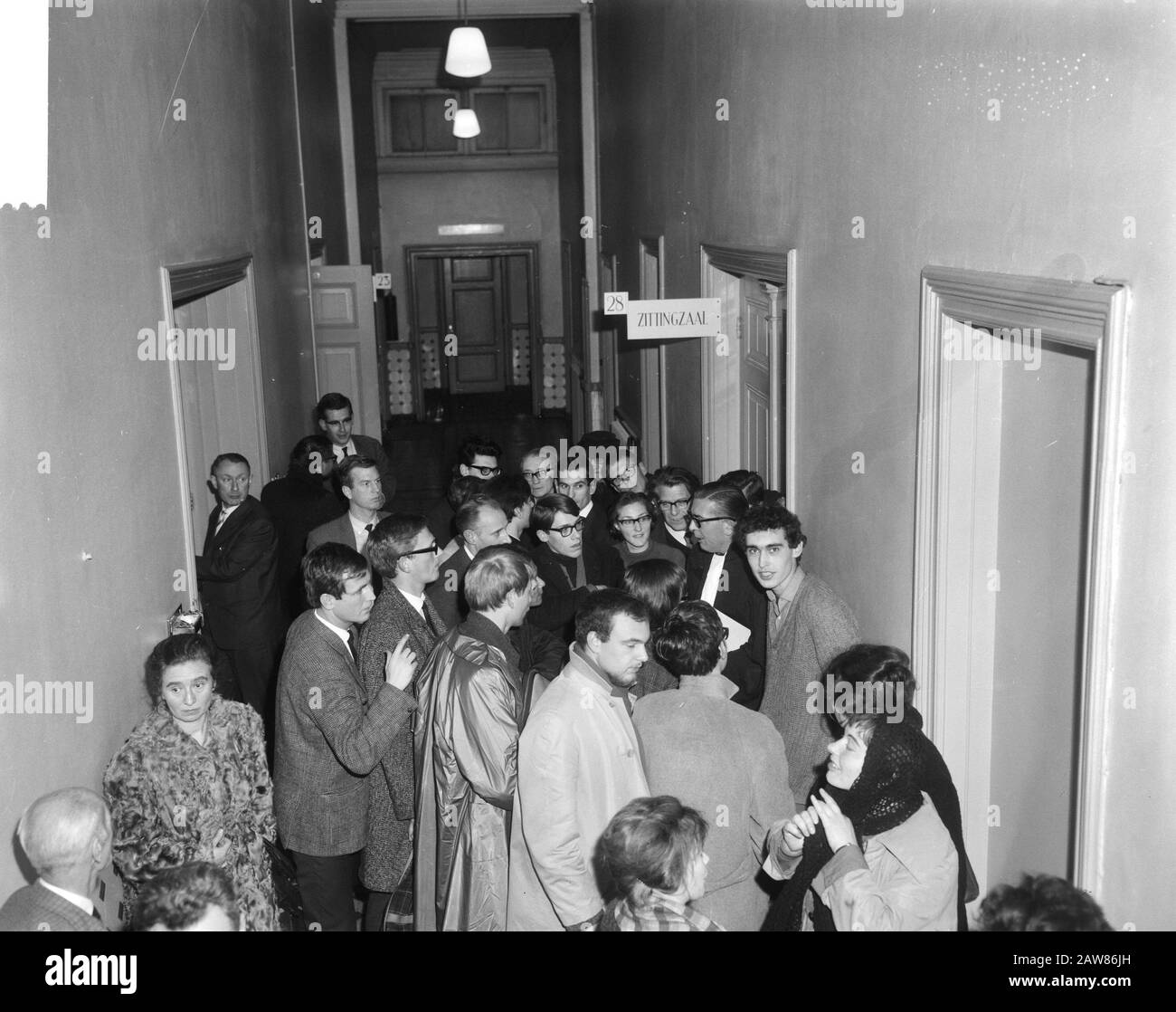 Sospetti presso il tribunale cantonale di Amsterdam relativi a interrompere l'ordine pubblico durante la visita dei principi Beatrix e Claus von Amsberg Amsterdam e la visualizzazione di un banner con la Repubblica dal titolo pubblico in un corridoio del tribunale Data: 24 novembre 1965 luogo: Amsterdam, Noord-Holland Parole Chiave: Dimostrazioni, legge Foto Stock