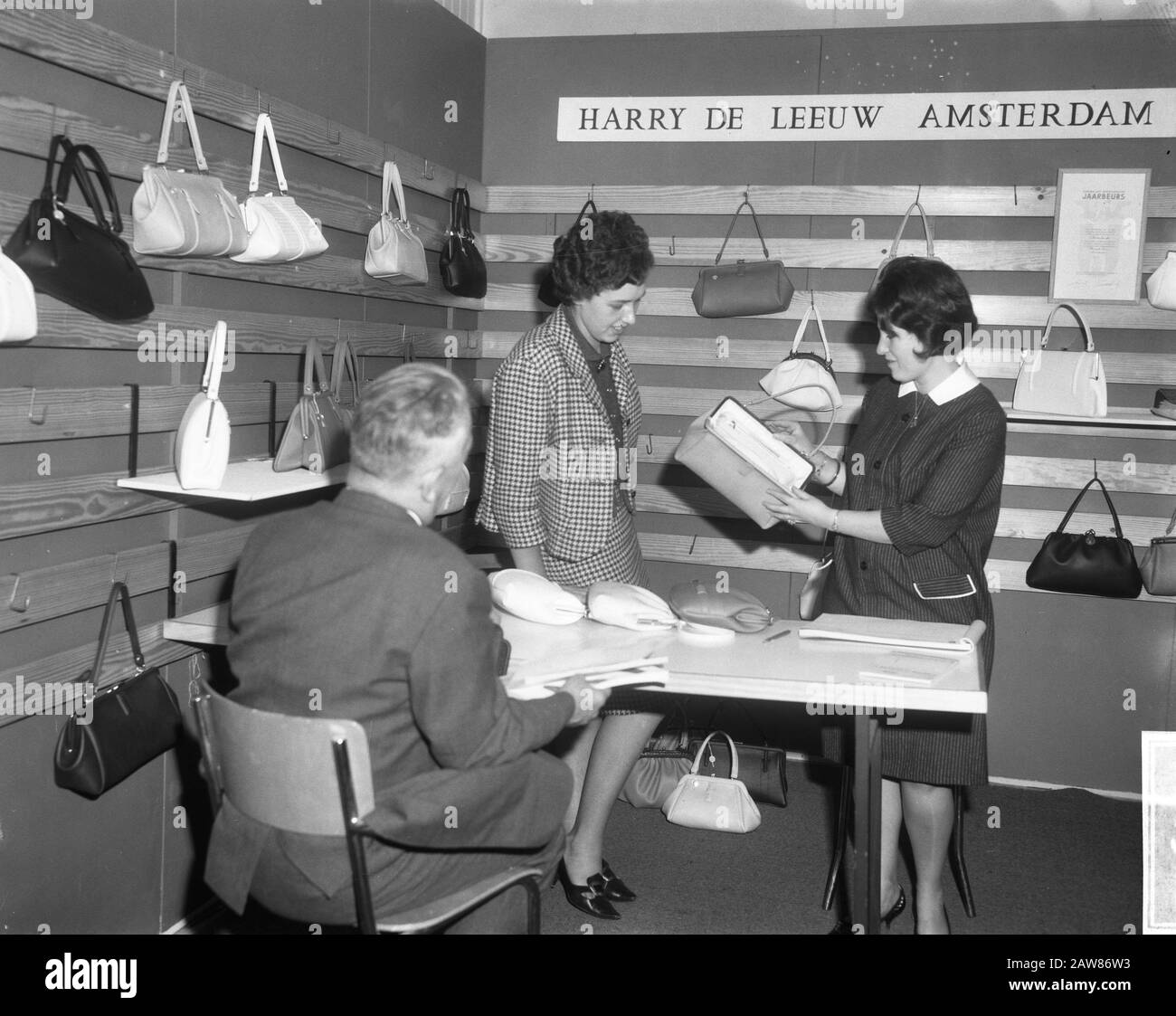 Valigia e lederwarenvakbuers Utrecht, borse in nero Data: 4 gennaio 1966 Località: Utrecht Parole Chiave: Bagagli, pelletteria, borse, fiere Foto Stock