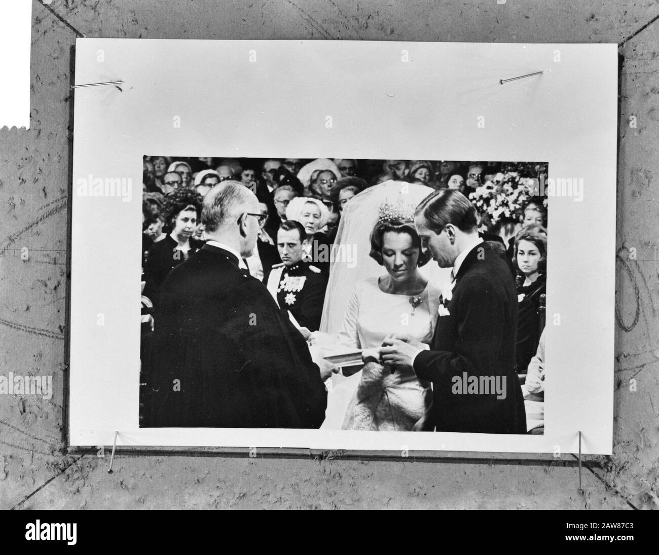 Principessa Beatrix e Claus scambio anelli. Annotazione: Repro Negative Data: 10 marzo 1966 luogo: Amsterdam Parole Chiave: Matrimoni, dinastie Nome Persona: Beatrix (princess Netherlands), Claus (Prince Netherlands), Tomcat, H.J. Foto Stock