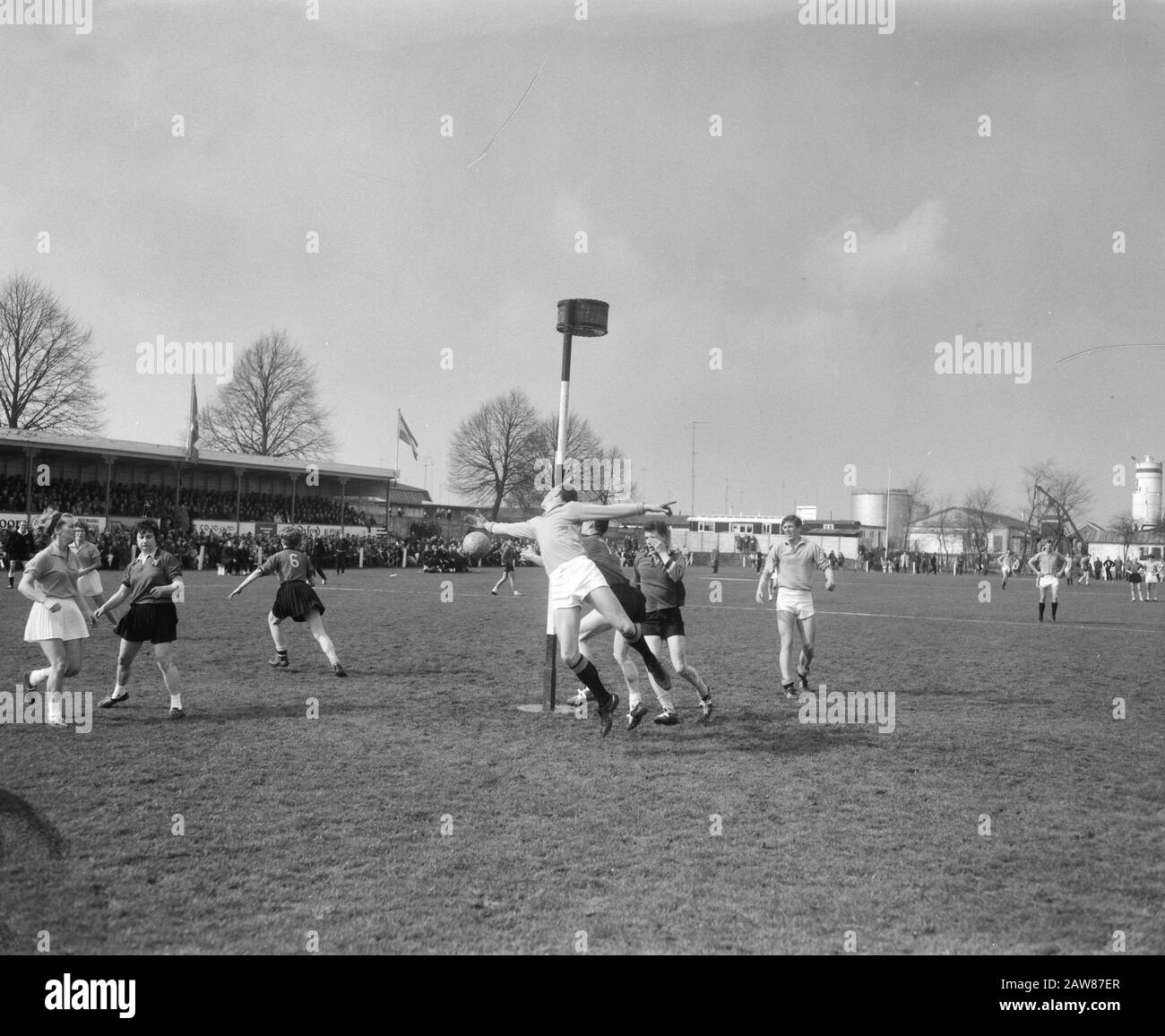 Korfball Paesi Bassi contro Belgio 5-4 a Zutphen, Gerard Bo (HKV) in Attack Data: 3 aprile 1966 Località: Gelderland, Zutphen Parole Chiave: Basket, attacchi Foto Stock