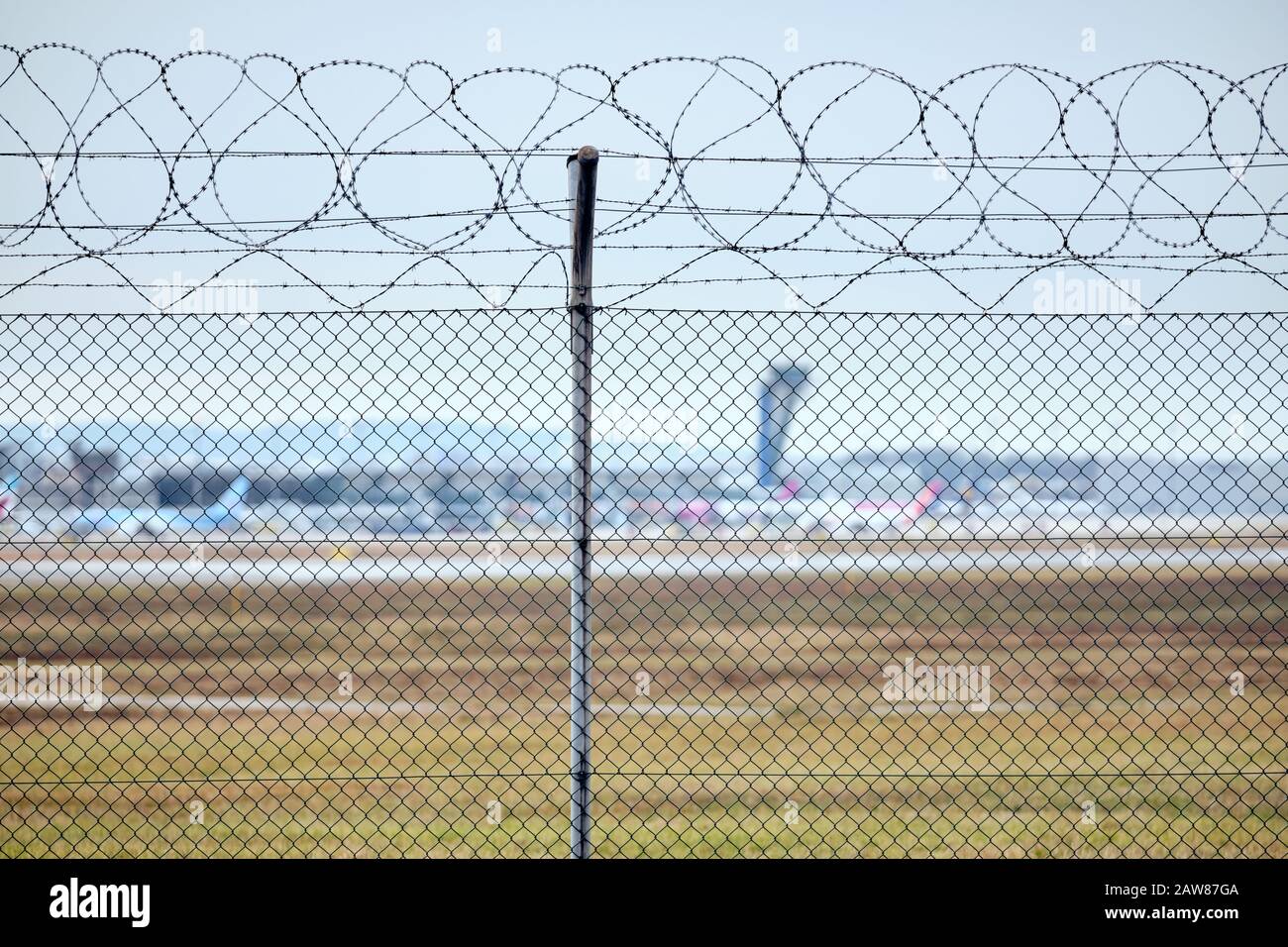 Norimberga, 14 gennaio 2020: Recinzione ad alta catena con filo spinato sulla cima che protegge l'aeroporto di Albrecht Dürer Foto Stock