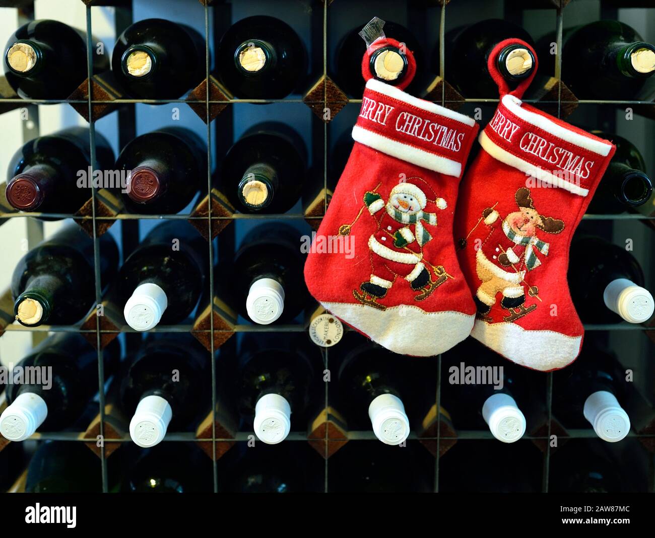 Vino di Natale con calze di Natale Foto Stock