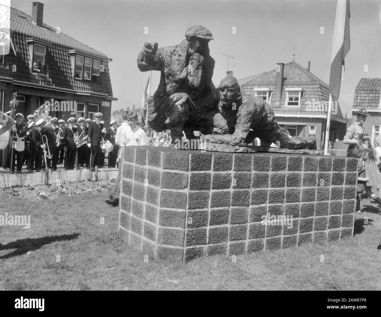 Presentazione del memoriale Crossline Sliedrecht Annotation: The Crossline-Monument è stato progettato da Hans Bayens Data: 2 maggio 1966 posizione: Sliedrecht, Zuid-Holland Parole Chiave: Monumenti di guerra Foto Stock