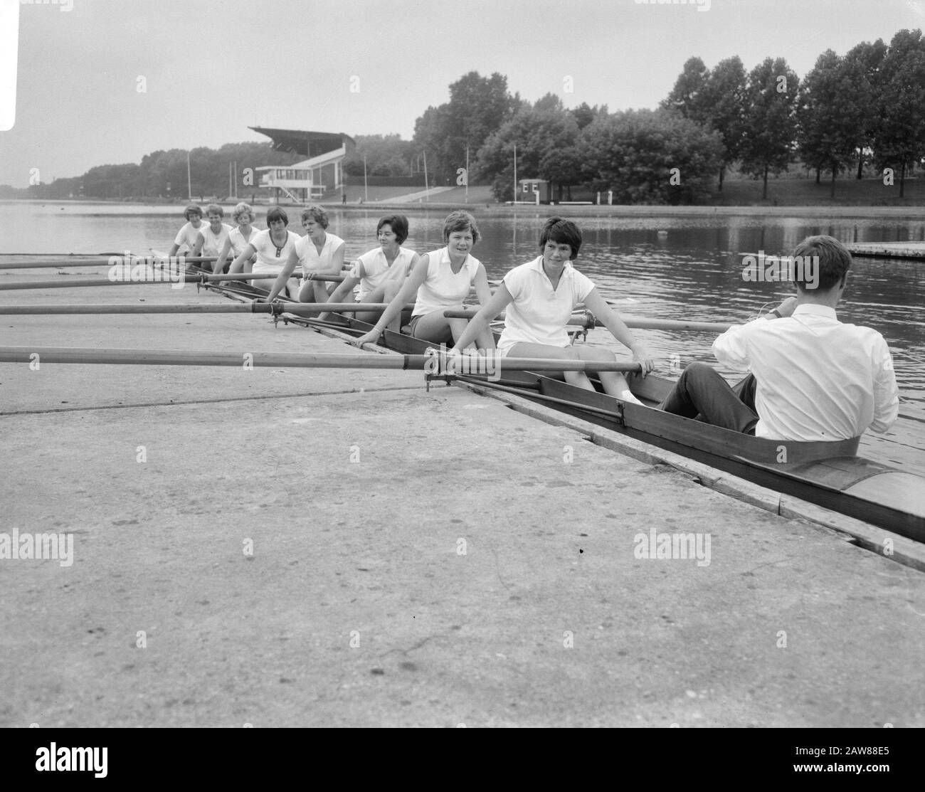Campionato Nazionale Di Aratura Su Bosbaan, Notte Delle Signore Data: 20 Luglio 1966 Località: Amsterdam, Foresta Di Amsterdam, Bosbaan, Olanda Del Nord Parole Chiave: Campionati Di Canottaggio Foto Stock