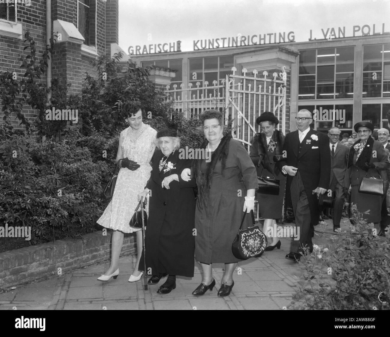 La signora Roeyers (105 anni) ha assistito al matrimonio 63 anni figlia Roosendaal, che guida la signora Roeyers dietro la sposa e lo sposo Data: 10 agosto 1966 Località: Noord-Brabant, Roosendaal Parole Chiave: Coppie, figlie, matrimoni Foto Stock