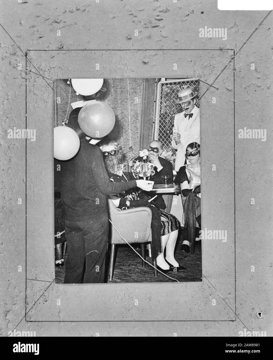 Palla Masked a bordo della nave Oranje Nassau Amsterdam Regina Juliana con una maschera Data: 29 dicembre 1966 luogo: Amsterdam, Noord-Holland Parole Chiave: Palle, regine, maschere Nome persona: Juliana, regina Nome istituzione: Oranje Nassau Foto Stock