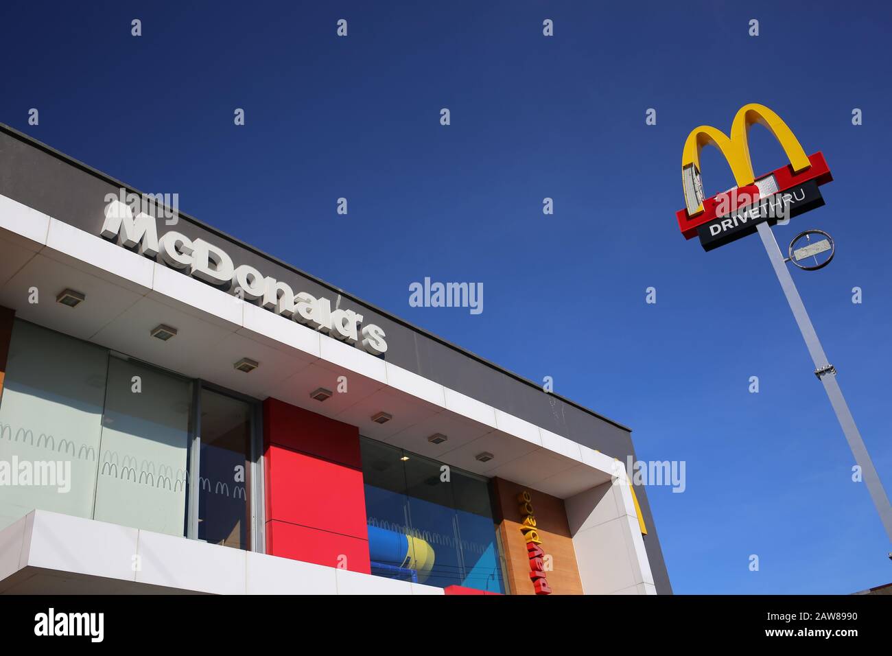 McDonald's esterno nelle Filippine con un segno che è stato danneggiato da un tifone Foto Stock