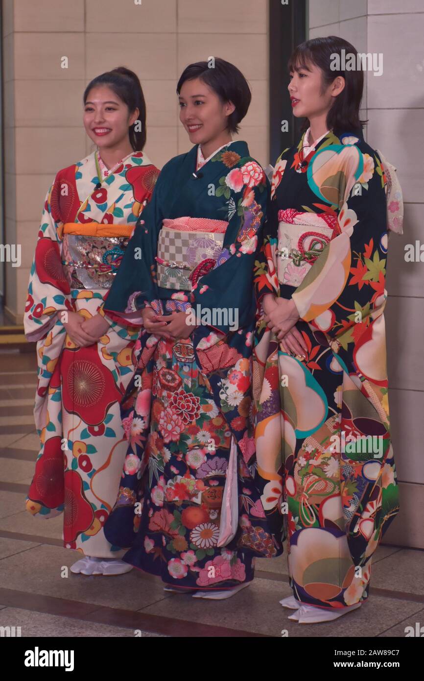 tre donne giapponesi in abiti tipici sorridenti alla macchina fotografica Foto Stock