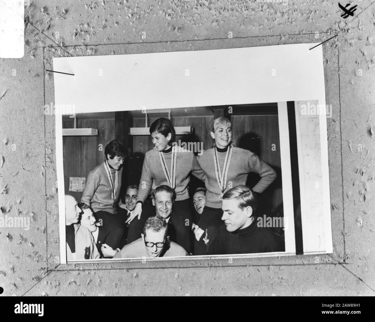 OS Grenoble. Le donne olandesi hanno vinto quelle medaglie Stien Kaiser, Ans Schut, Carry Geijssen, Feground Nottet, Zwanenburg (trainer), Schenk (negativo) Annotazioni: Repro Negative Data: 6 marzo 1968 Località: Grenoble Parole Chiave: Medaglie, pattinaggio, skater, sport persona Nome: Baas-Kaiser, Stien, Geijssen, Carry, Nottet, Peter Schenk, Ars Foto Stock