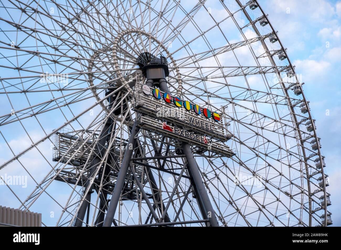 Osaka, Giappone - 13 Dicembre 2019 : Ruota Rossa Di Osaka, Primo Piano, Vista Ad Angolo Basso Foto Stock