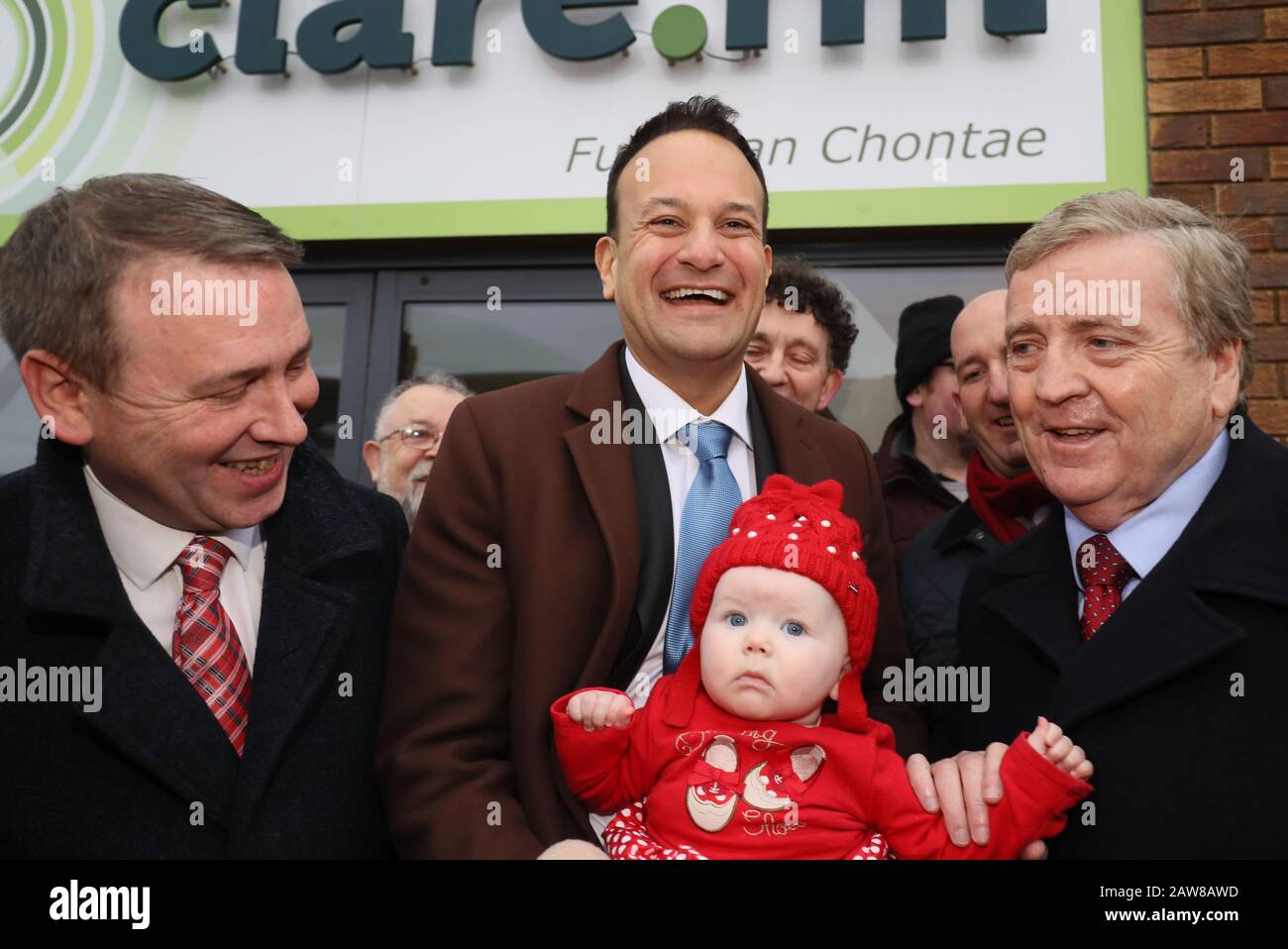 Taoiseach Leo Varadkar con fine Gael candidati per il collegio elettorale di Clare Joe Carey (a sinistra) e Pat Breen (a sinistra), tenendo la sua nipote di 8 mesi Aoibhin Breen, al di fuori di Clare FM durante l'ultimo giorno di elezioni politiche a Ennis, Co Clare. Foto Stock