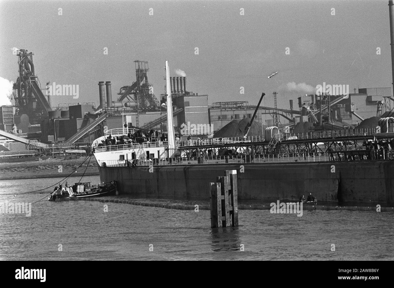 Lekgeslagen petroliera Pacific Llocotrain in IJmuiden, anello di gomma contro il petrolio Data: 1 ottobre 1975 Località: IJmuiden Parole Chiave: Autocisterne Foto Stock