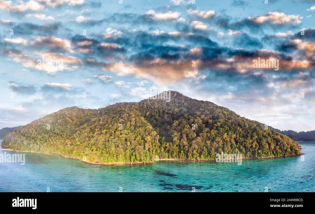 Montagne e barriera corallina su uno scenario meraviglioso di mare, vista aerea, Foto Stock
