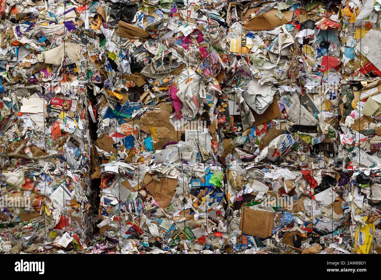 Balle di carta di scarto domestica in un impianto di riciclaggio Foto Stock