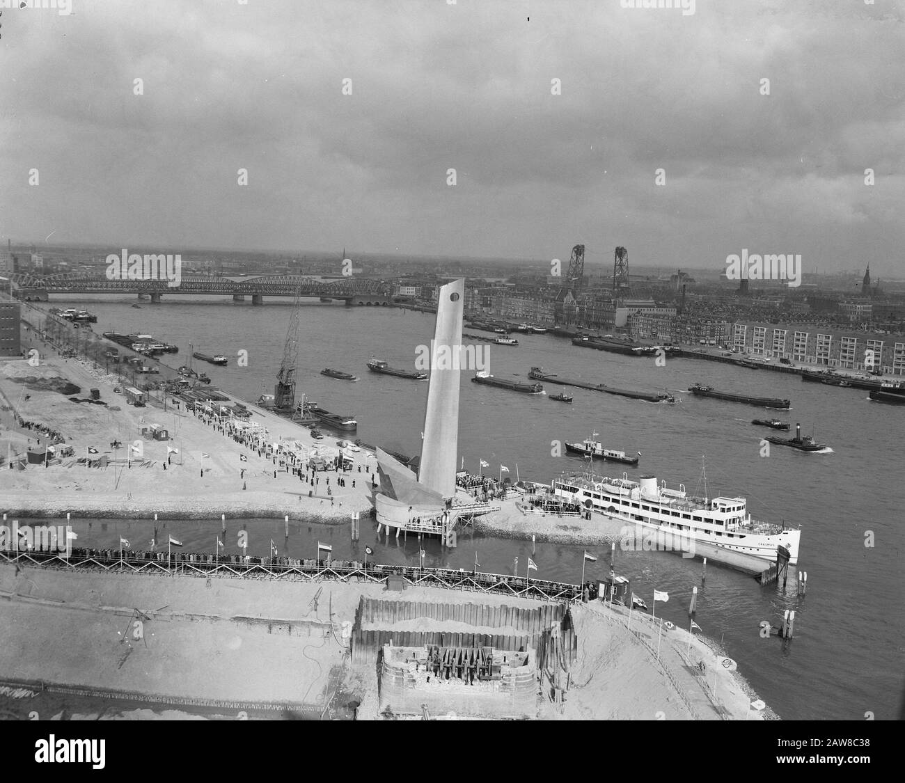 Svelando il monumento mercantile 'la Bow' a Rotterdam dalla Principessa Margriet. Panoramica Annotazione: Creato dallo scultore Fred Carasso. Nel 1965 è Stato Aggiunto un gruppo di immagini Data: 9 aprile 1957 Località: Rotterdam, South Holland Parole Chiave: Sculture, monumenti, rivelazioni, principesse Foto Stock